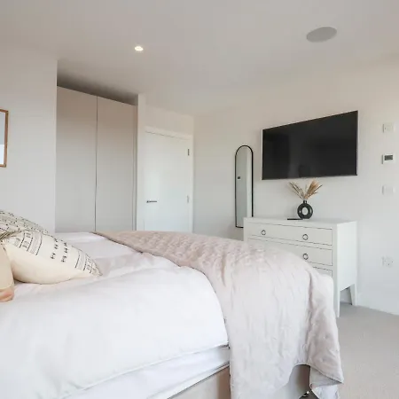 7 Longshore * New Quay