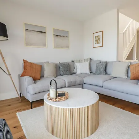 7 Longshore * New Quay